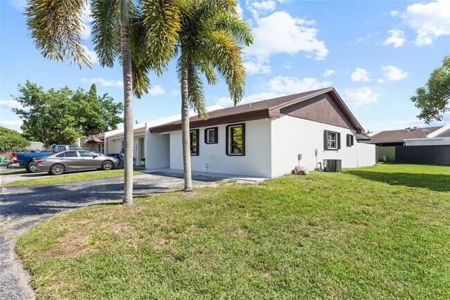 Building Photo - 5402 SW 138th Pl