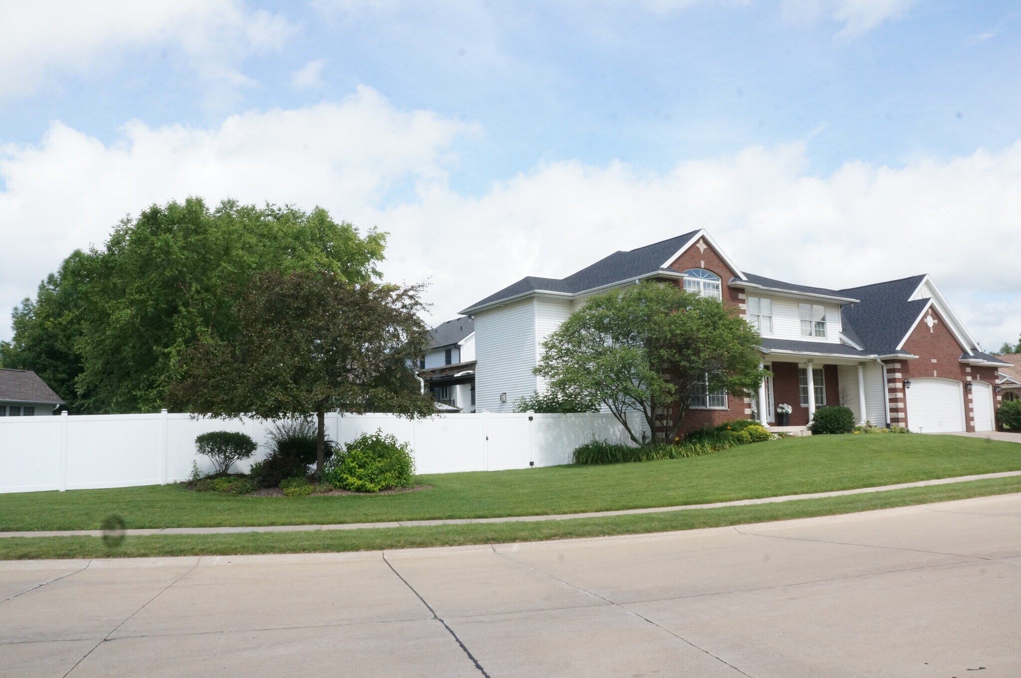 Building Photo - 2810 Emerald Dr