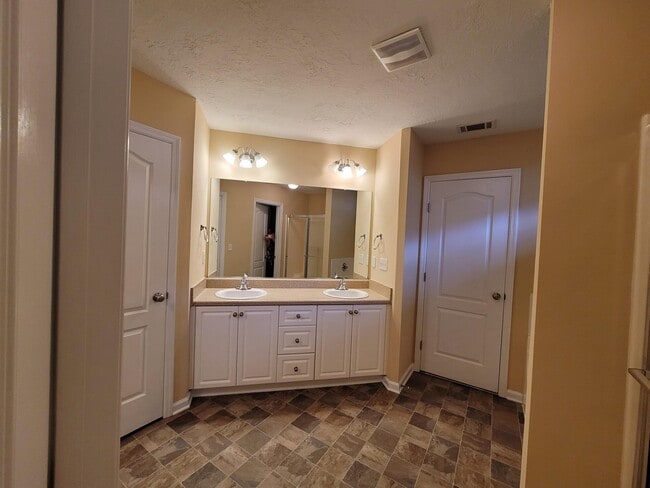 Building Photo - 138 Pendula Ct