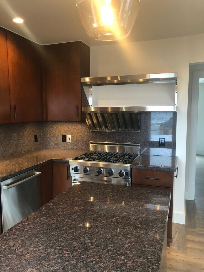 Building Photo - 394 Cresta Vista Dr