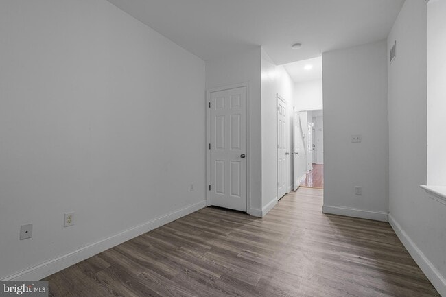 Building Photo - 609 W 9th St