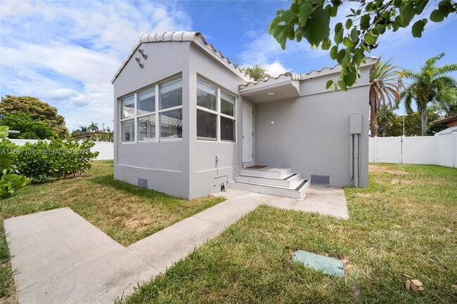 Building Photo - 1625 Hollywood Blvd