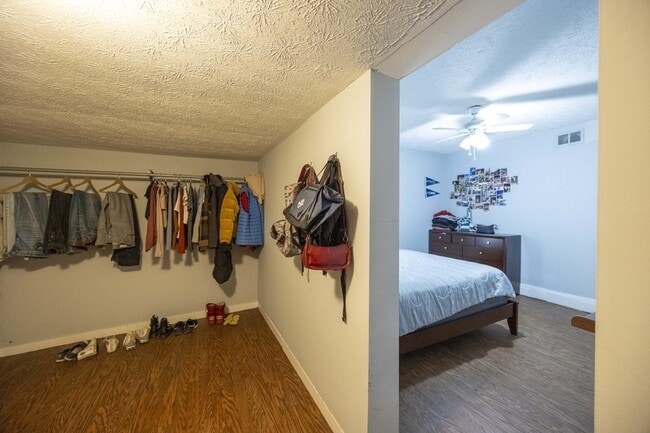Building Photo - 1504 E 107th St