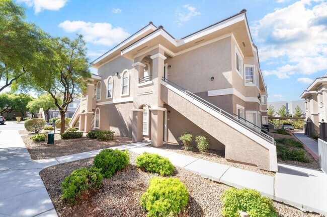 Building Photo - Remodeled 2-Bed, 2-Bath Second-Floor Unit ...