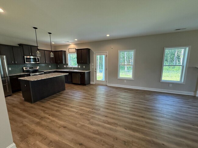 Building Photo - Stunning 4 Bed, 2.5 Bath Home in Cameron