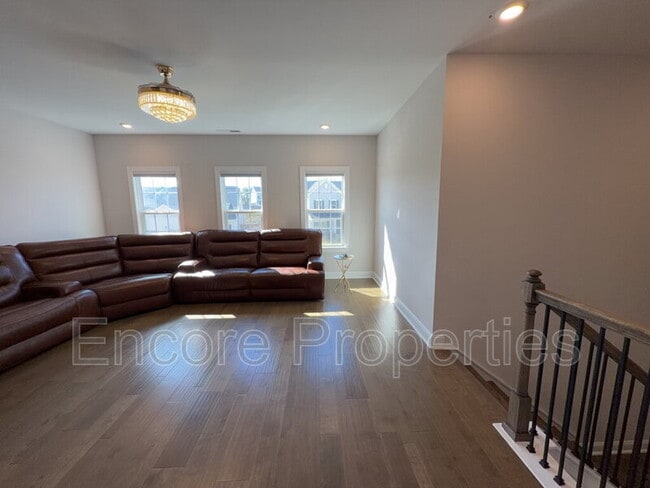 Building Photo - 2211 Montebell View Dr