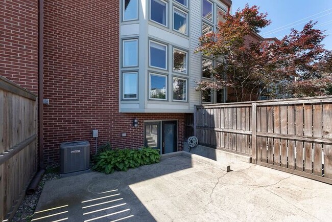 Building Photo - Spacious Updated 2 Bedroom Townhome in Bea...