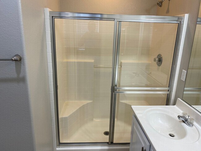 Building Photo - NW!!! 4 bedrooms!!! Pool and Spa!!! All ti...