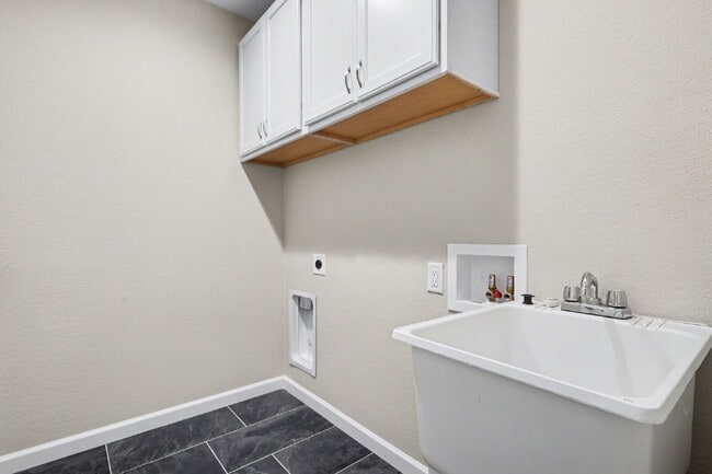 Building Photo - 1905 Tioga Ln