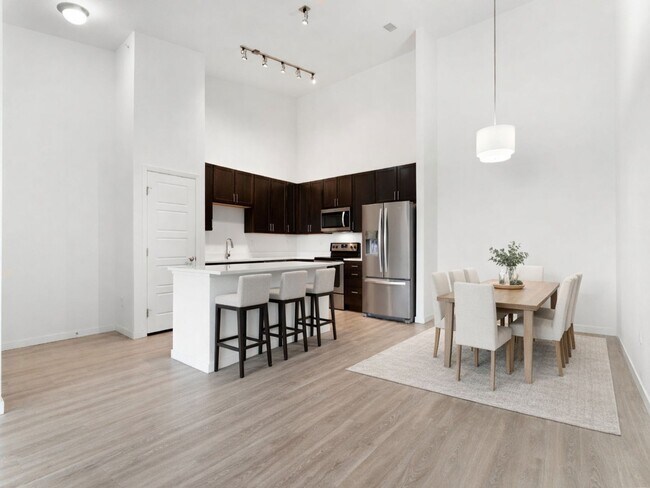 Building Photo - 2BR Condo w/ Fireplace, In-Unit Laundry & A/C in Parker