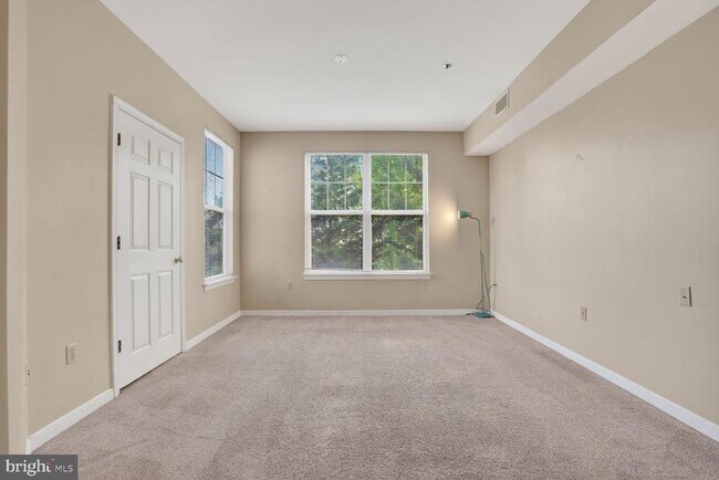 Building Photo - 1645 International Dr