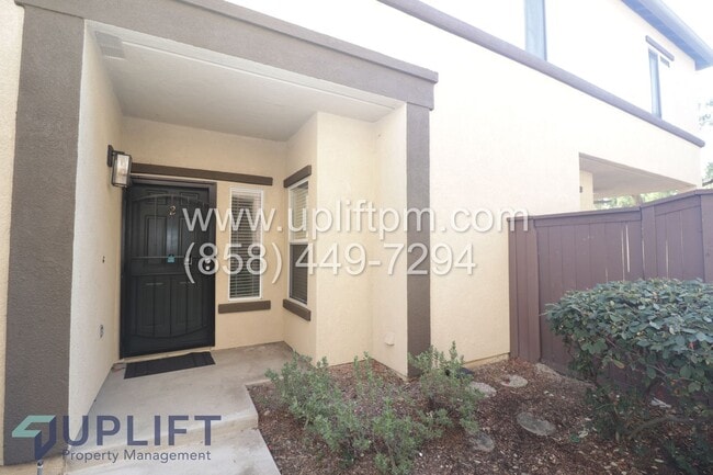 Building Photo - 4 Bed 2.5 Bath Townhouse in Oceanside AVAILABLE NOW!