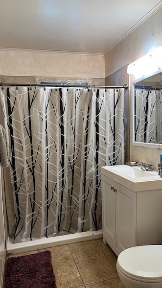 Building Photo - 647 N May St