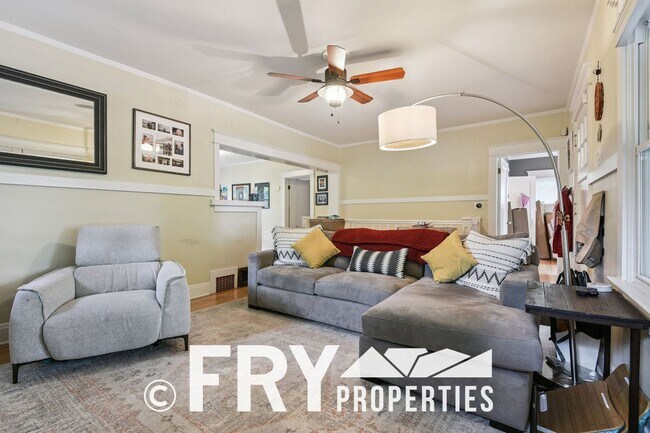 Building Photo - Classic Bungalow in Amazing Location