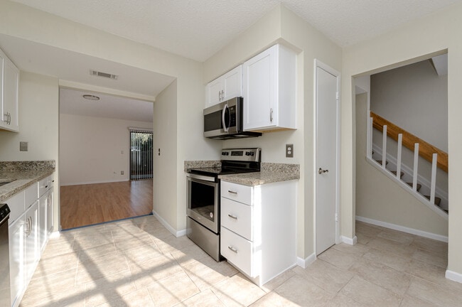 Building Photo - 5 Oakwood Park