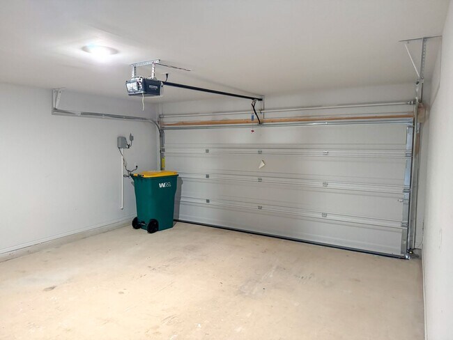 Building Photo - Available NOW This charming 1 story, 3 bed...