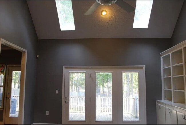 Building Photo - 221 Pine Knoll Dr