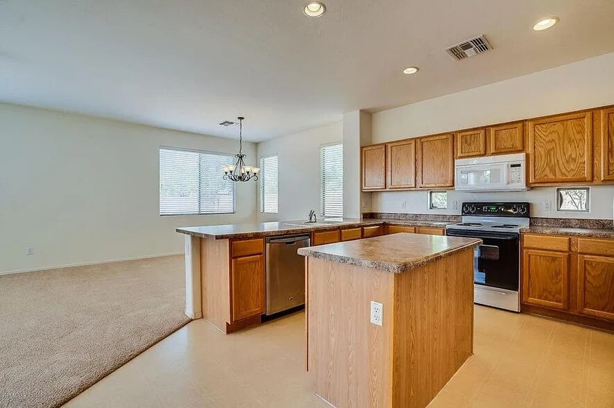 Kitchen overview - 3470 E Riopelle Ave