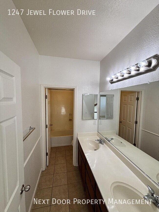 Building Photo - 1247 Jewel Flower Dr