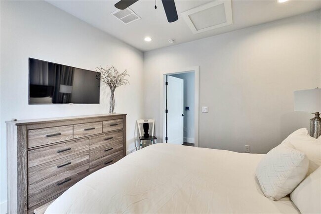 Building Photo - 1311 Justin Ln