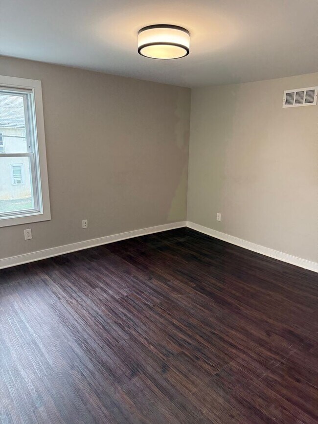 Building Photo - Beautifully updated THREE BEDROOM - Southe...