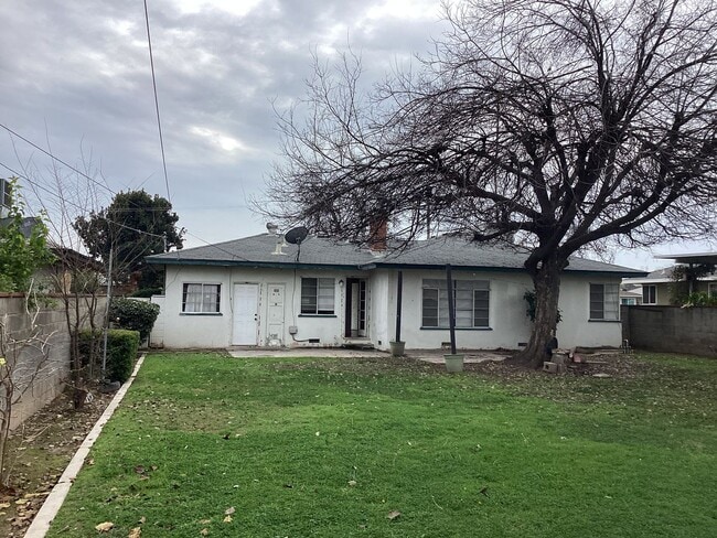 Building Photo - 1534 W Cambridge Ave