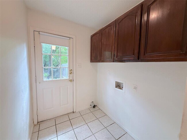 Building Photo - 9900 Hundred Oaks Cir