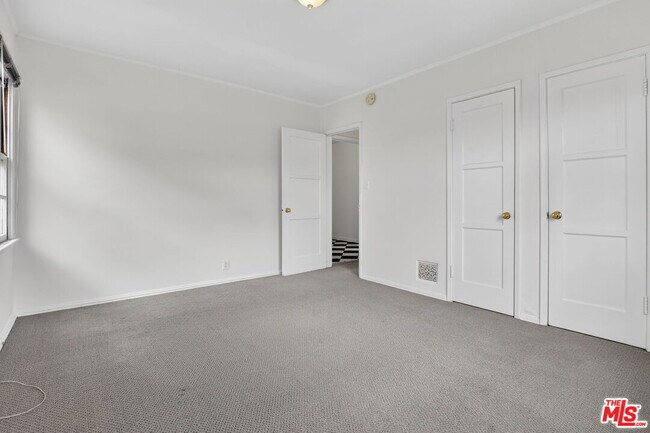Building Photo - 314 N St Andrews Pl