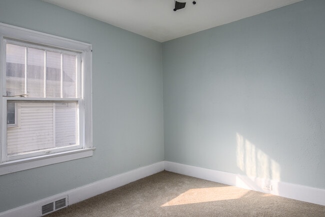 Building Photo - 3854 Drexel Dr