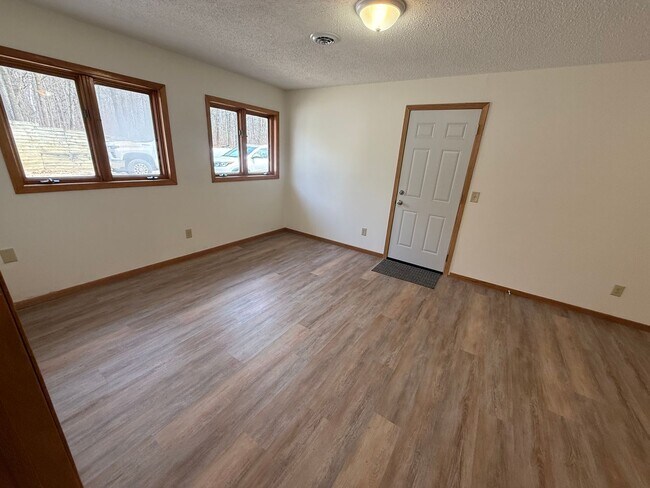 Building Photo - Beautiful 3 Bedroom Home on Rice Lake