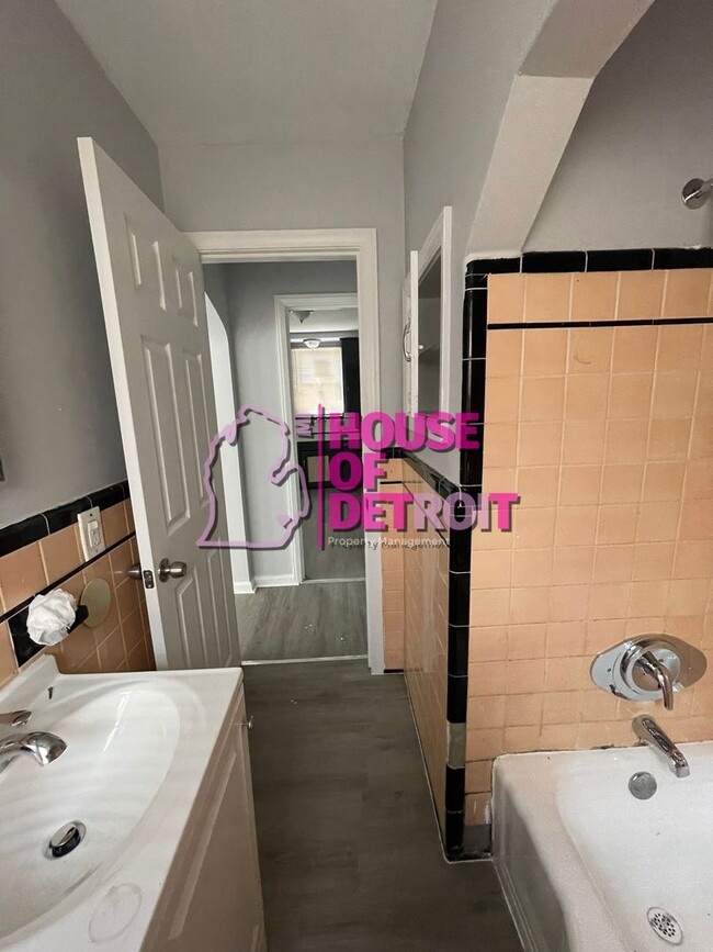 Building Photo - 3 BEDROOM | 1 BATH | FREE PRE SCREEN