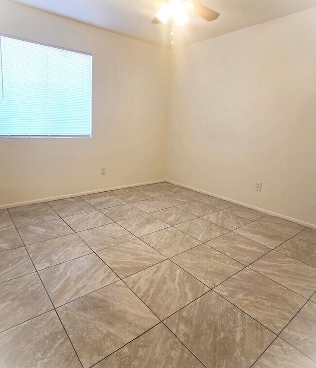 Building Photo - Cute 2 bedroom 1.75 bathroom