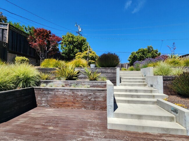 Building Photo - Spacious 5 bedroom house