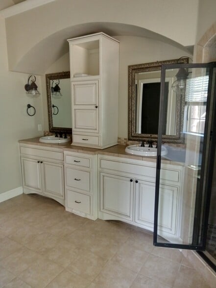master bathroom - 4413 Spyglass Dr