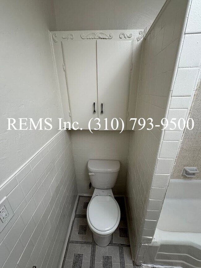 Building Photo - Refurbished Upstairs Apartment w/ Parking