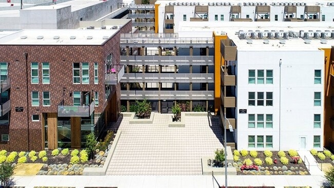 Building Photo - 868 S 5th St