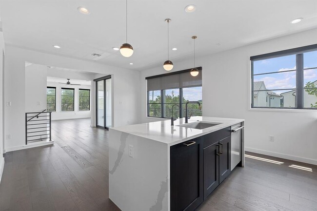 Building Photo - 701 Ariana Ct
