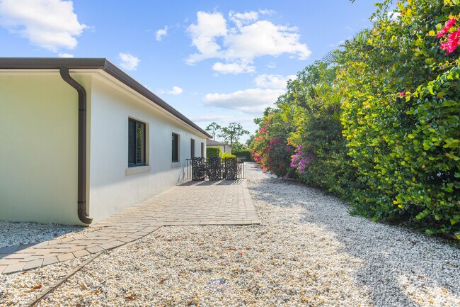 Building Photo - 4400 Vanda Dr