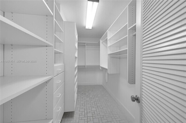 Building Photo - 2 Grove Isle Dr