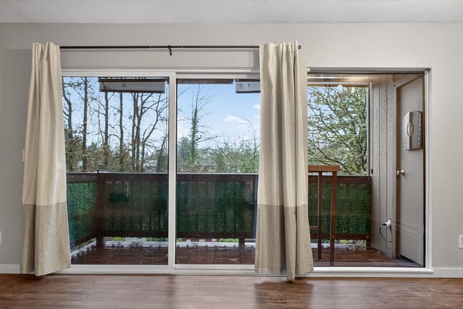 Building Photo - Condo / Apartment Unit