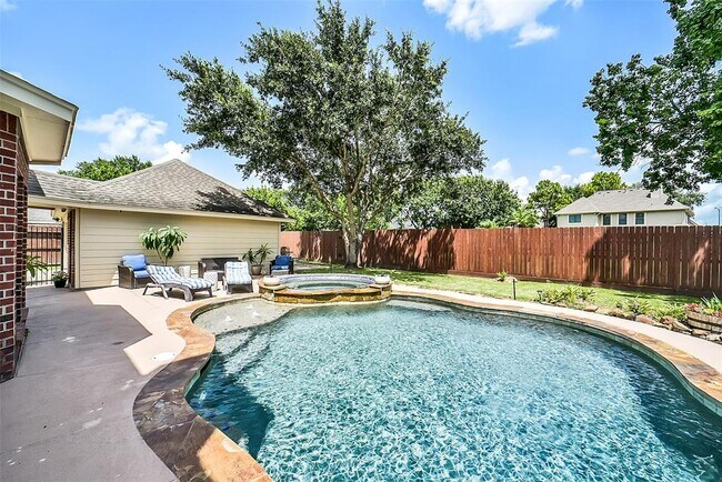 Building Photo - 3711 Pinehurst Dr
