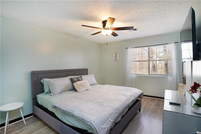 Building Photo - 5444 Glen Haven Dr