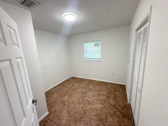 Building Photo - 912 SE Tarpon Ave
