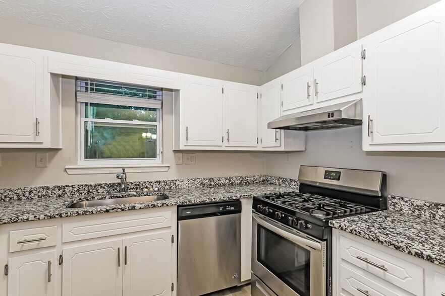 Building Photo - 9185 Sunset Dr