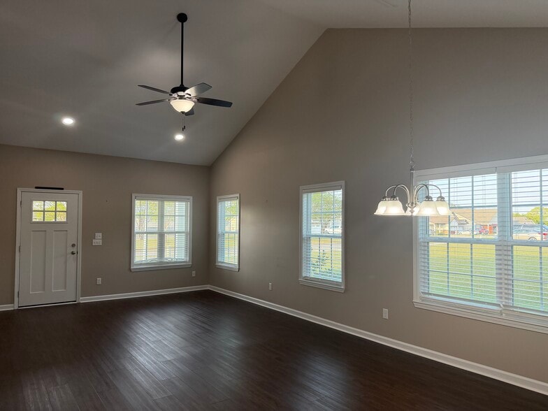 Building Photo - 137 Heyward Dr