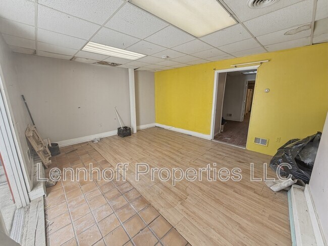 Building Photo - 206 Primrose St