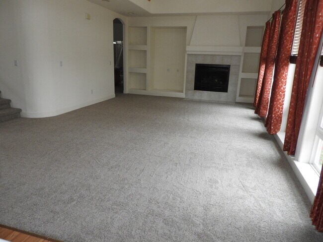 Building Photo - Fabulous Serrano Home