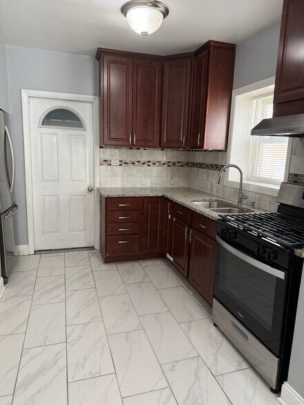 Building Photo - 5639 N Artesian Ave