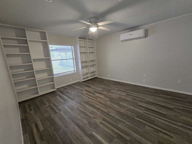 Building Photo - 211 Esperanza Dr