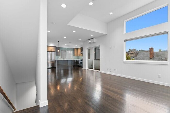 Building Photo - Stunning Modern Air-Conditioned in Coveted...